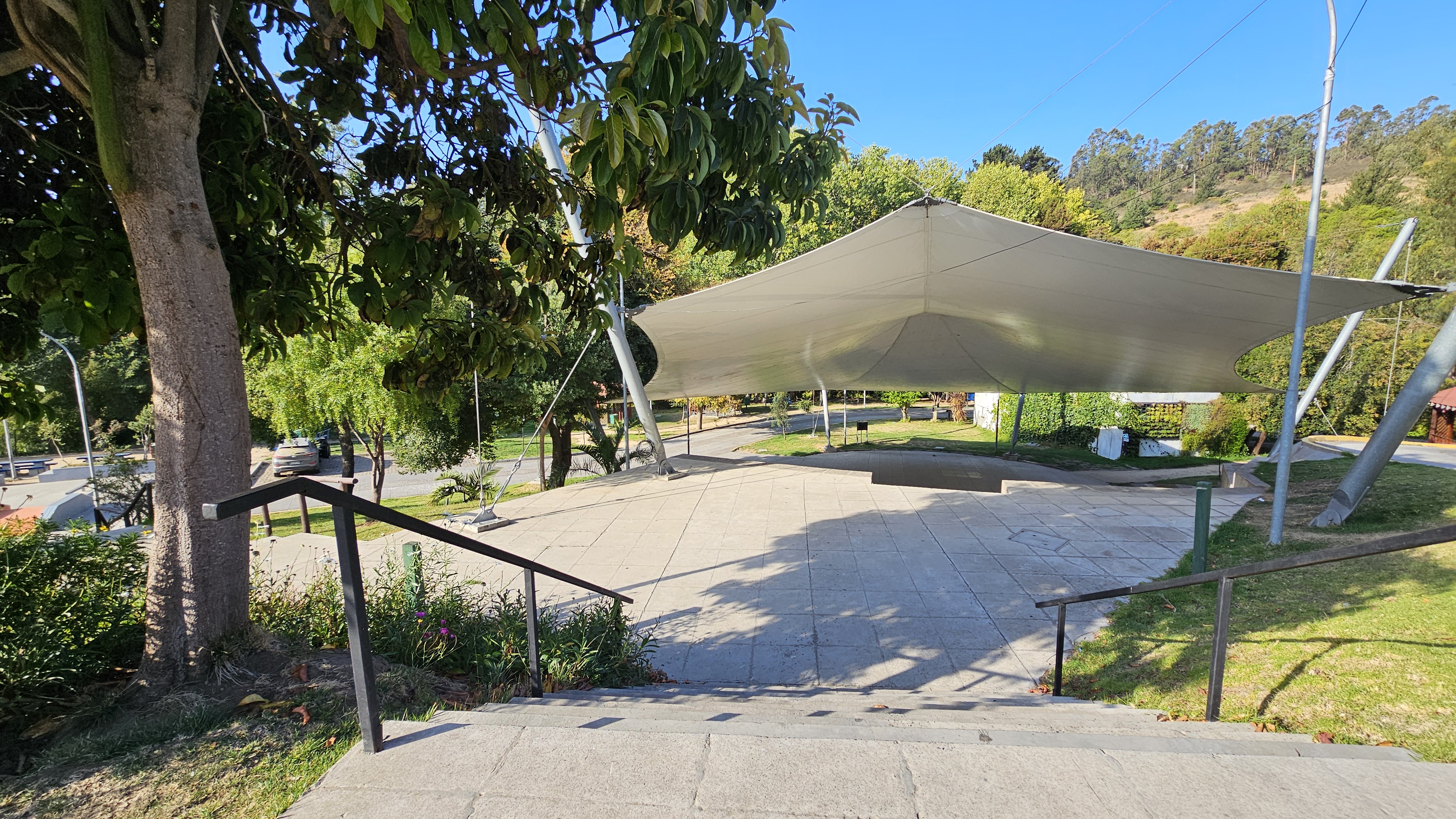 Fotografía de las escaleras para acceder al sector sombreado
